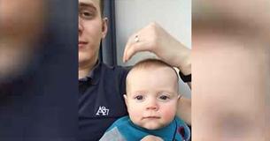 Un père se filme en train d'endormir son bébé en utilisant une vieille technique, et la vidéo se répand sur Internet