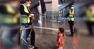 Junges Mädchen bittet um Erlaubnis, sich von ihrer Tante am Flughafen verabschieden zu dürfen