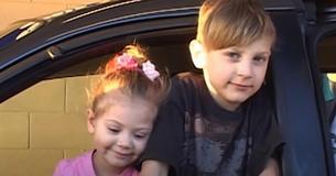Une mère rend visite à son fils de 6 ans pendant le déjeuner et découvre que les enseignants s'en prennent publiquement à lui