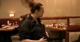 La cameriera incinta porta il conto di 8,75 dollari al poliziotto per il pranzo e il suo atto di gentilezza la fa commuovere