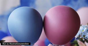 Schwiegermutter, die für die Gender Reveal Party von Zwillingen zuständig ist, sabotiert das Ereignis mit falschen Farben, um die werdende Mutter zu ärgern