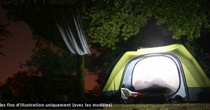 Une mère oblige sa fille de 14 ans à camper dehors dans le froid après avoir crié sur un sans-abri