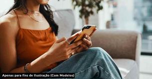 Mulher recusa mudança de nome após ex-marido se casar novamente;  sua nova esposa está chateada