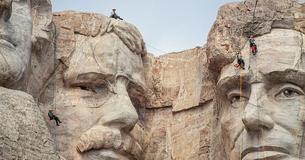 Toeristen kijken vol ontzag naar een gevaarlijk incident op Mount Rushmore