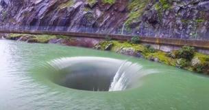 Un homme curieux fait voler un drone dans un trou du lac Berryessa, en Californie