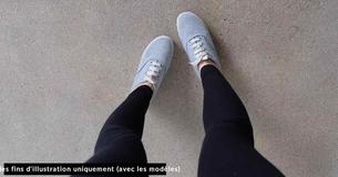 Une femme demande si elle a enfreint le « code vestimentaire » après avoir rendu visite à une nouvelle maman qui a pleuré à cause de sa tenue