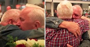 Moment émouvant où des frères jumeaux se rencontrent pour la première fois près de 70 ans après avoir été séparés à la naissance
