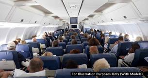 Un homme entend le chuchotement de deux soldats dans un avion et se précipite vers l'hôtesse de l'air aussi vite que possible