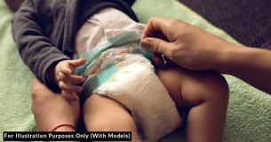 Frau fragt, ob sie unvernünftig ist, weil sie wütend auf die Mutter ist, die die Windel ihres Babys auf ihrem Wohnzimmerboden gewechselt hat