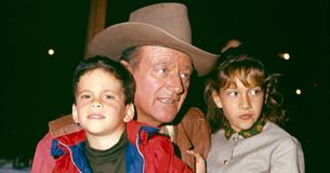 Bien qu'il ait eu 7 enfants, John Wayne a été enterré en privé et sa tombe est restée sans nom pendant 20 ans