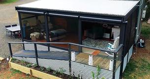 Une femme âgée vit dans une magnifique petite maison accessible aux personnes âgées