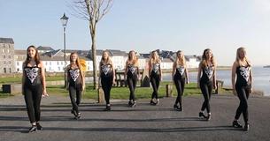 Huit filles qui font des claquettes obtiennent une place dans le clip vidéo d'Ed Sheeran grâce à une routine exceptionnelle