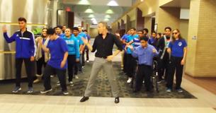 Un professeur de lycée enflamme les élèves en dansant sur « Uptown Funk » avec toute l'école