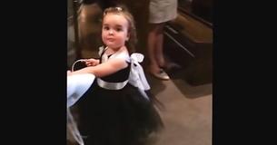 Une petite demoiselle d'honneur aperçoit son père et interrompt le mariage pour lui faire « coucou »