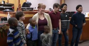 Mãe solteira de 2 que cresceu em abrigos acolhedores adota 6 meninos de uma só vez para manter os irmãos juntos