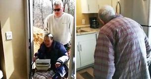 Un hijo transforma su sótano en nuevo hogar para sus padres ancianos