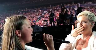 Pink gibt 12-jährigem Mädchen Mikrofon und staunt über ihre Stimme, während Tausende jubeln