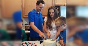 Mutter hat bereits fünf Jungen, dann schneidet sie in die Torte zur Enthüllung des Geschlechts ihres sechsten Babys