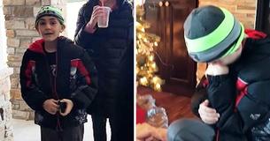 Nadat jongen thuiskomt, ziet hij pasgeboren baby onder de kerstboom van het gezin