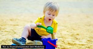 Mutter bittet die Mutter eines Jungen, den öffentlichen Spielplatz zu verlassen, damit ihre Tochter und ihre Freundinnen als Mädchen alleine spielen können