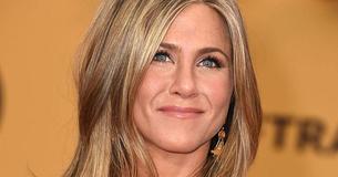 A sus 52 años, Jennifer Aniston hace alarde de su flexibilidad usando un sujetador deportivo