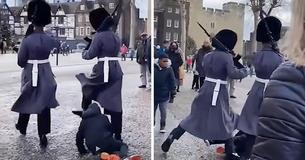 Membro da Guarda Real da Rainha derruba criança no chão
