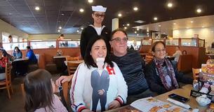 Madre no sabe que su hijo marinero está detrás de ella mientras se toma una foto familiar