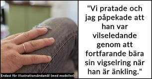 Kvinna anklagar änkling för att vara "vilseledande" för att han fortfarande bär en vigselring och konfronterar honom offentligt