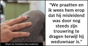 Vrouw beschuldigt weduwnaar van 'misleidend' gedrag omdat hij nog steeds een trouwring draagt & confronteert hem er publiekelijk mee