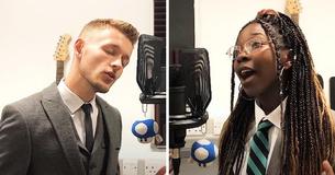 Schülerin-Lehrer-Duo interpretiert kraftvoll Hit aus "König der Löwen"