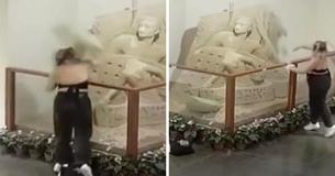 Überwachungsaufnahmen zeigen, wie Teenager kulturell bedeutsame Sandskulptur verunstaltet