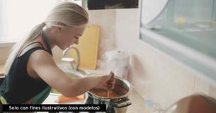 Padre le quita a su hija adolescente su regalo de cumpleaños porque no le gusta la comida de su madrastra