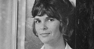 Ali MacGraw Turned 82 & Looks As Gorgeous As Ever Nowadays
