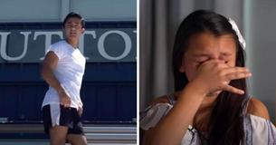Une maman regarde sa fille pom-pom girl depuis les gradins lorsqu'elle voit soudain un jeune homme sauter par dessus la barrière pour courir vers elle