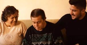 Zahnarzt-Sohn wurde von seinem Vater mit Down-Syndrom großgezogen und zeigt, dass Liebe keine Grenzen kennt