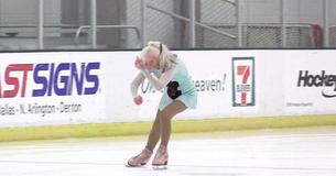 Multidão aplaude patinadora artística que continua cheia de energia aos 90 anos de idade