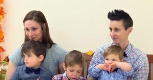 Una pareja adopta a tres niños menores de 4 años para evitar que la familia se separe