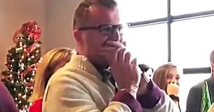 Un enseignant cache son mariage à ses étudiant, mais à sa grande surprise, ils sont tous venus pour chanter et montrer leur soutien