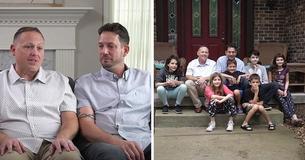 Zwei Väter sind glücklich darüber, sechs Geschwister zu adoptieren, die über vier Jahre lang in Pflegefamilien untergebracht waren