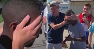 Man met speciale behoeften wordt geblinddoekt door lokale bewoners voordat ze hem niet één maar twee keer helpen