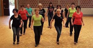Dançarinas de meia idade dançam de forma adorável Twist Dance ao som de clássico de Chubby Checker
