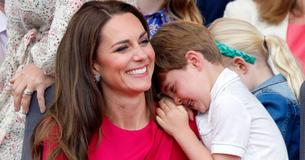 Kate Middleton erinnert sich daran, wie "winzig" Prinz Louis war, sagt aber auch, dass er nun ein "großer Junge" ist