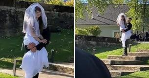 Bräutigam trägt Zwillingsschwester der Braut mit Behinderung den Weg hinunter - ein wunderschöner Moment