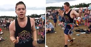 Junger Mann hört seinen "Jam" "Uptown Funk" auf einem Musikfestival und tanzt, als ob niemand zusieht