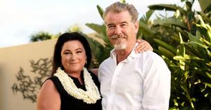 Pierce Brosnans Freunde haben seiner Frau eine Operation zur Gewichtsreduktion "angeboten", aber er liebt "jede ihrer Kurven"