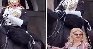 Wache der Queen schreit eine verlegene Frau an, weil sie sein Pferd berührt hat