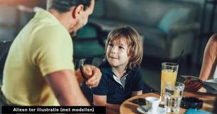 Vader is boos omdat een serveerster zijn 4-jarige disciplineerde voor het "verkennen" van een restaurant