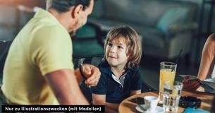 Vater ist wütend, weil eine Kellnerin sein 4-jähriges Kind diszipliniert hat, weil es ein Restaurant "erkundet" hat