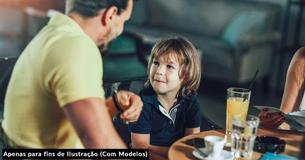 Pai se irrita depois que garçonete chama atenção de seu filho de 4 anos por 'explorar' restaurante