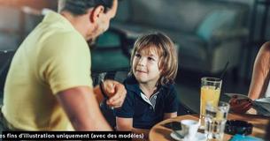 Un père est furieux suite à une intervention d'une serveuse qui a sanctionné son enfant de 4 ans pour avoir « exploré » un restaurant